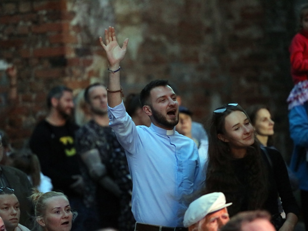 Był koncert połączony z modlitwą. Takie wydarzenie w ruinach kościoła [ZDJĘCIA]