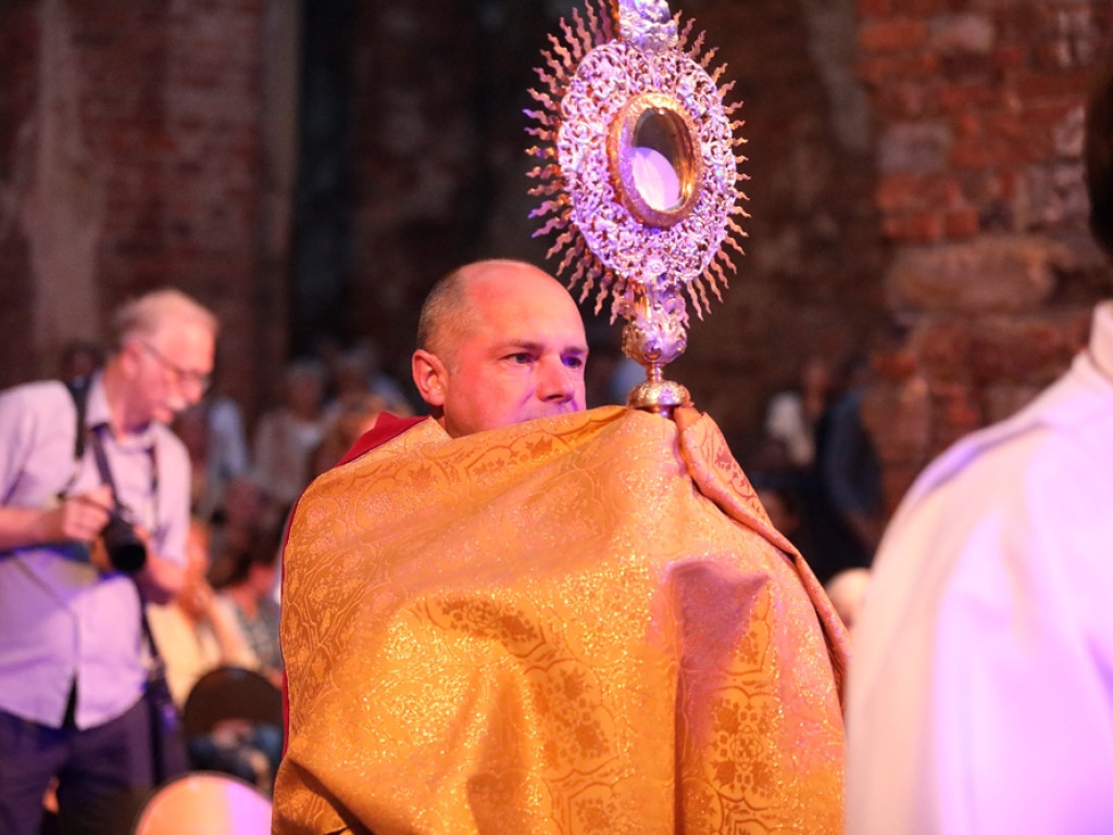 Był koncert połączony z modlitwą. Takie wydarzenie w ruinach kościoła [ZDJĘCIA]