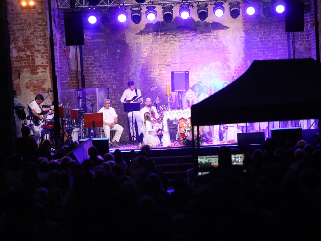 Był koncert połączony z modlitwą. Takie wydarzenie w ruinach kościoła [ZDJĘCIA]