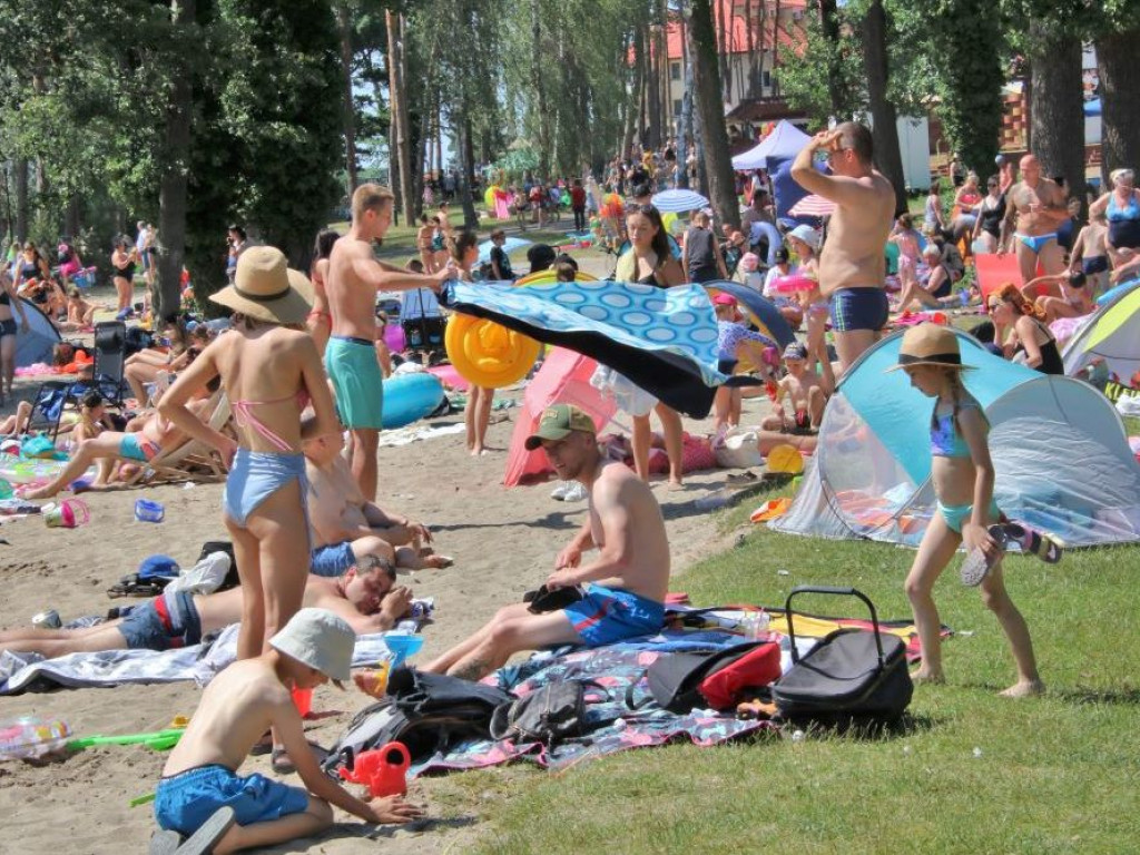 Korki na parkingu przy plaży! Nad jeziorem wypoczywały tłumy [ZDJĘCIA]