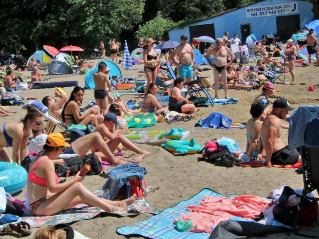 Korki na parkingu przy plaży! Nad jeziorem wypoczywały tłumy [ZDJĘCIA]