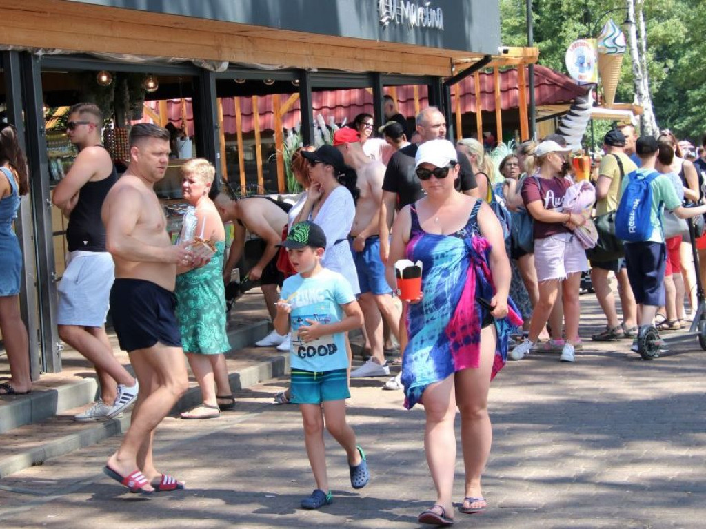 Korki na parkingu przy plaży! Nad jeziorem wypoczywały tłumy [ZDJĘCIA]