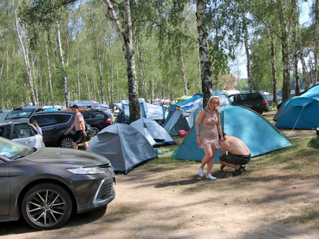 Korki na parkingu przy plaży! Nad jeziorem wypoczywały tłumy [ZDJĘCIA]