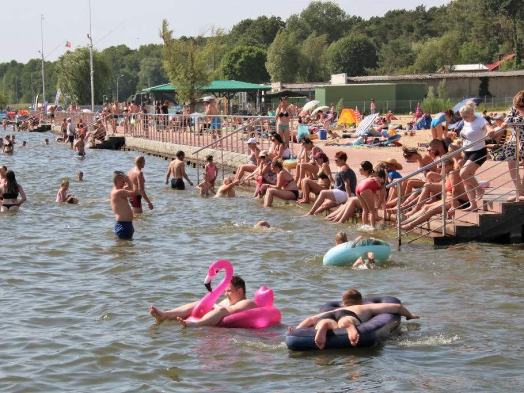 Korki na parkingu przy plaży! Nad jeziorem wypoczywały tłumy [ZDJĘCIA]