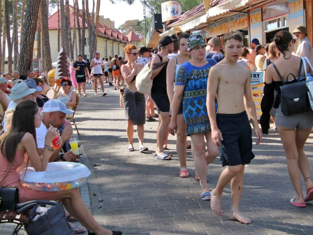 Korki na parkingu przy plaży! Nad jeziorem wypoczywały tłumy [ZDJĘCIA]