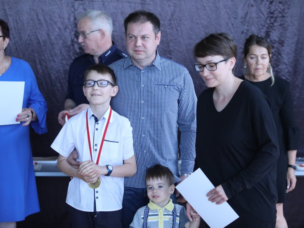 Uczniowie godni naśladowania. Otrzymali nagrody od komendanta [ZDJĘCIA]