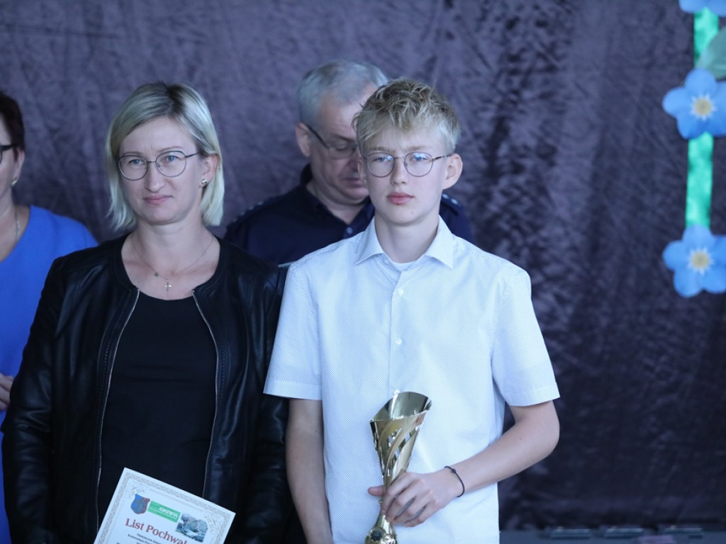 Uczniowie godni naśladowania. Otrzymali nagrody od komendanta [ZDJĘCIA]
