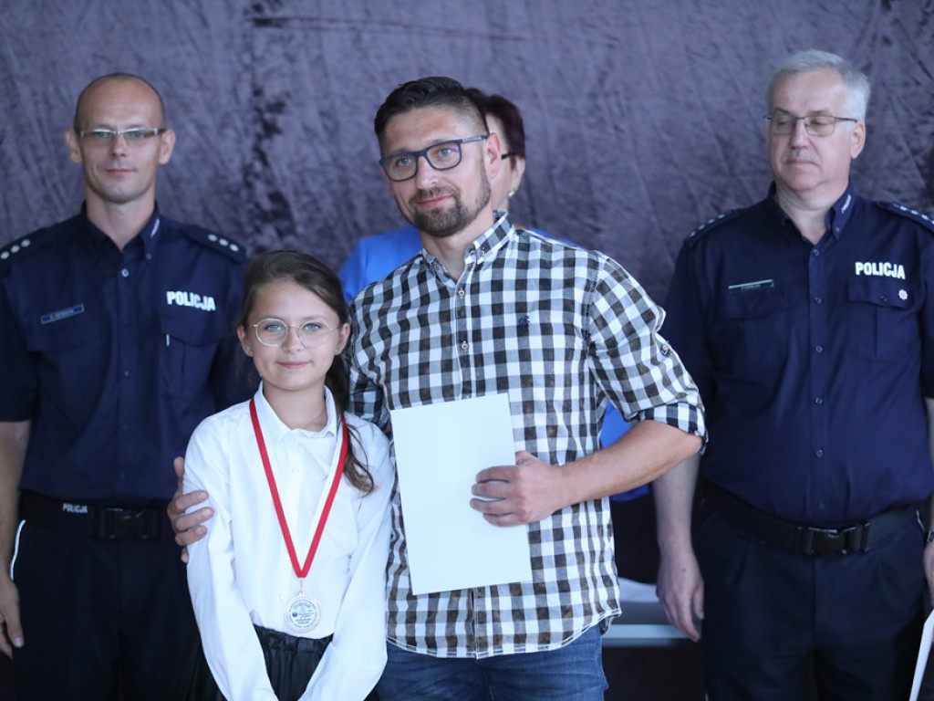 Uczniowie godni naśladowania. Otrzymali nagrody od komendanta [ZDJĘCIA]