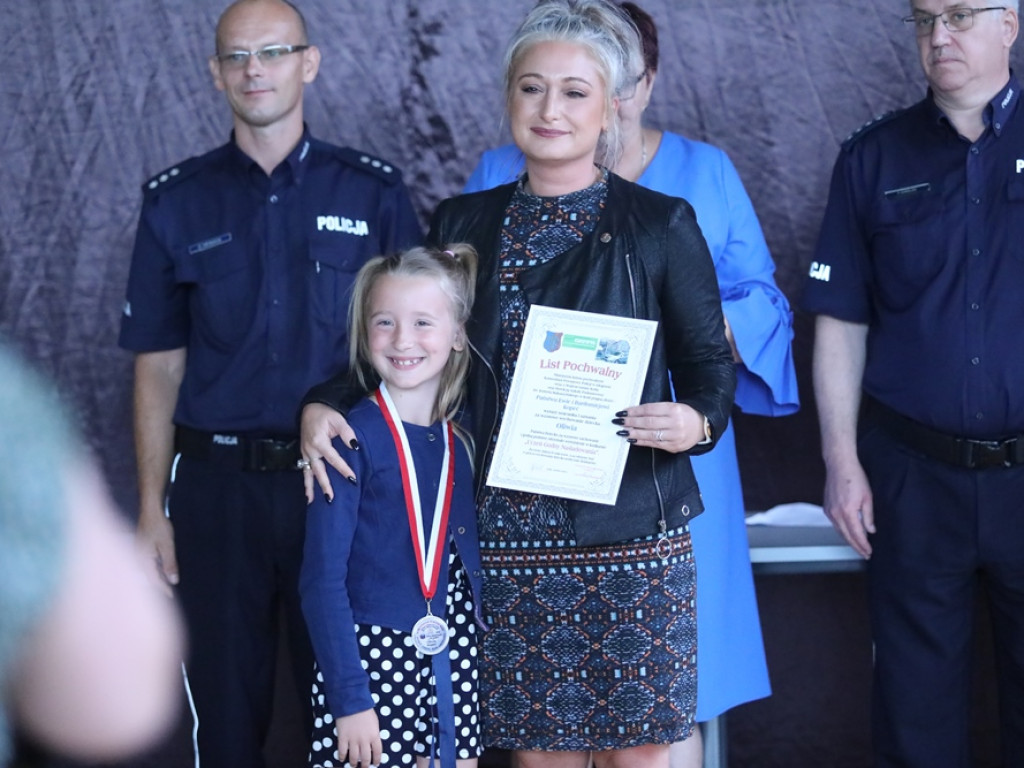 Uczniowie godni naśladowania. Otrzymali nagrody od komendanta [ZDJĘCIA]