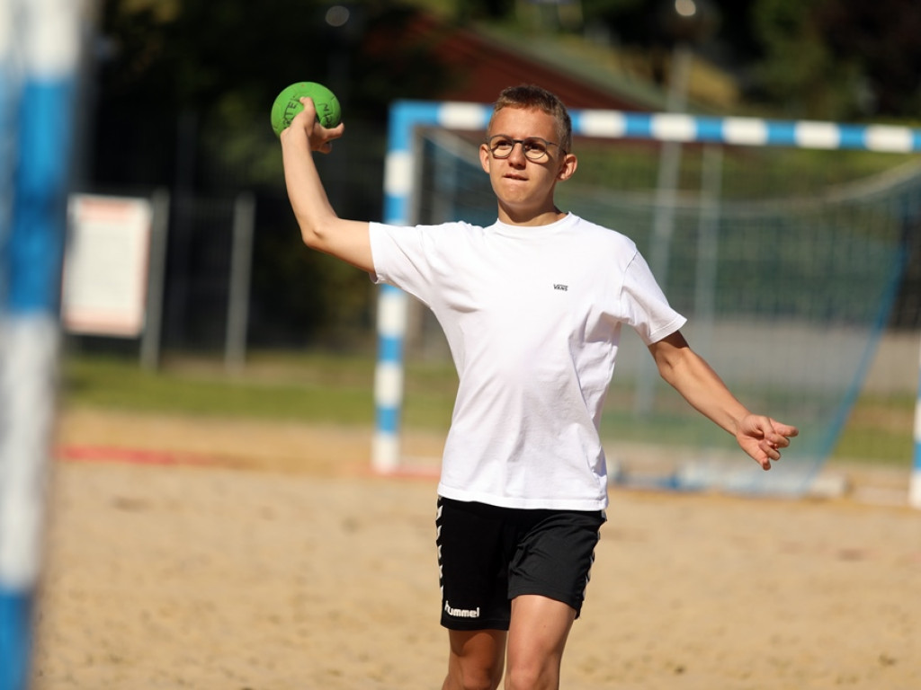 Grają w piłkę ręczną na plaży. Łuczyk: Jest zabawa i rywalizacja [ZDJĘCIA]