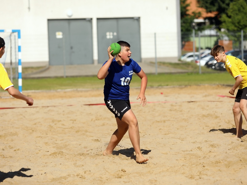 Grają w piłkę ręczną na plaży. Łuczyk: Jest zabawa i rywalizacja [ZDJĘCIA]