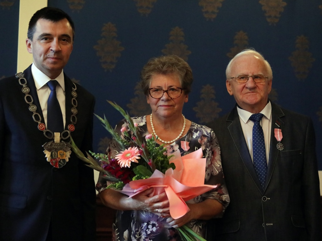 Pamiątkowe medale w 50. rocznicę zawarcia związku małżeńskiego [ZDJĘCIA]