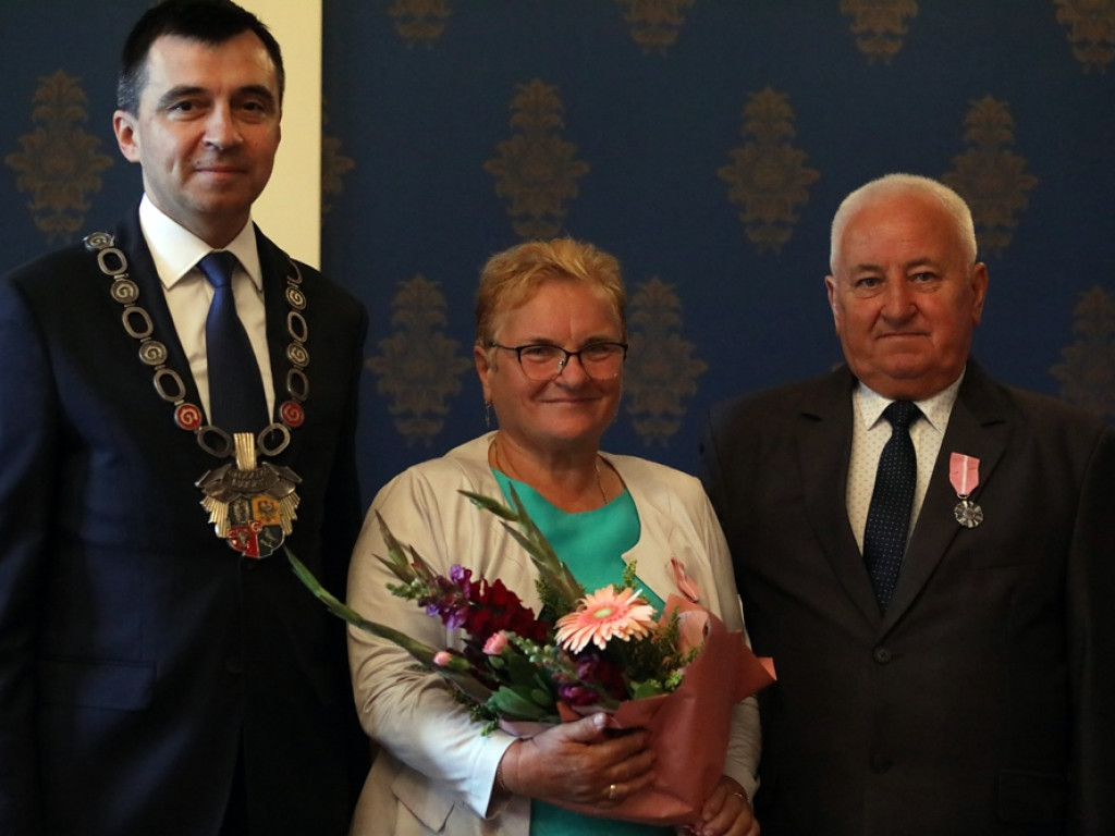 Pamiątkowe medale w 50. rocznicę zawarcia związku małżeńskiego [ZDJĘCIA]
