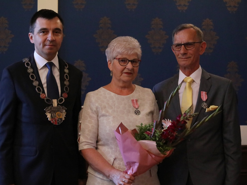 Pamiątkowe medale w 50. rocznicę zawarcia związku małżeńskiego [ZDJĘCIA]