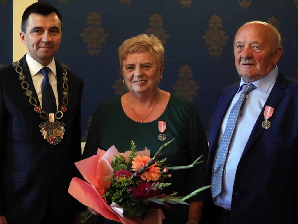 Pamiątkowe medale w 50. rocznicę zawarcia związku małżeńskiego [ZDJĘCIA]
