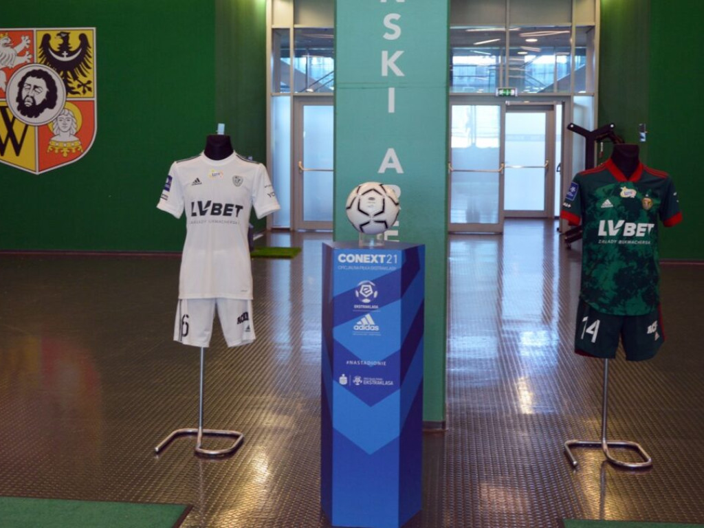 Młodzi piłkarze z Kotli zwiedzili stadion Śląska Wrocław [ZDJĘCIA]