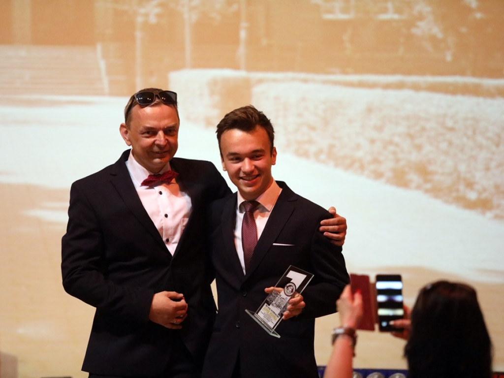 Dyrektor skradł show! Kosałka: Sezon na okulary przeciwsłoneczne otwarty [ZDJĘCIA]