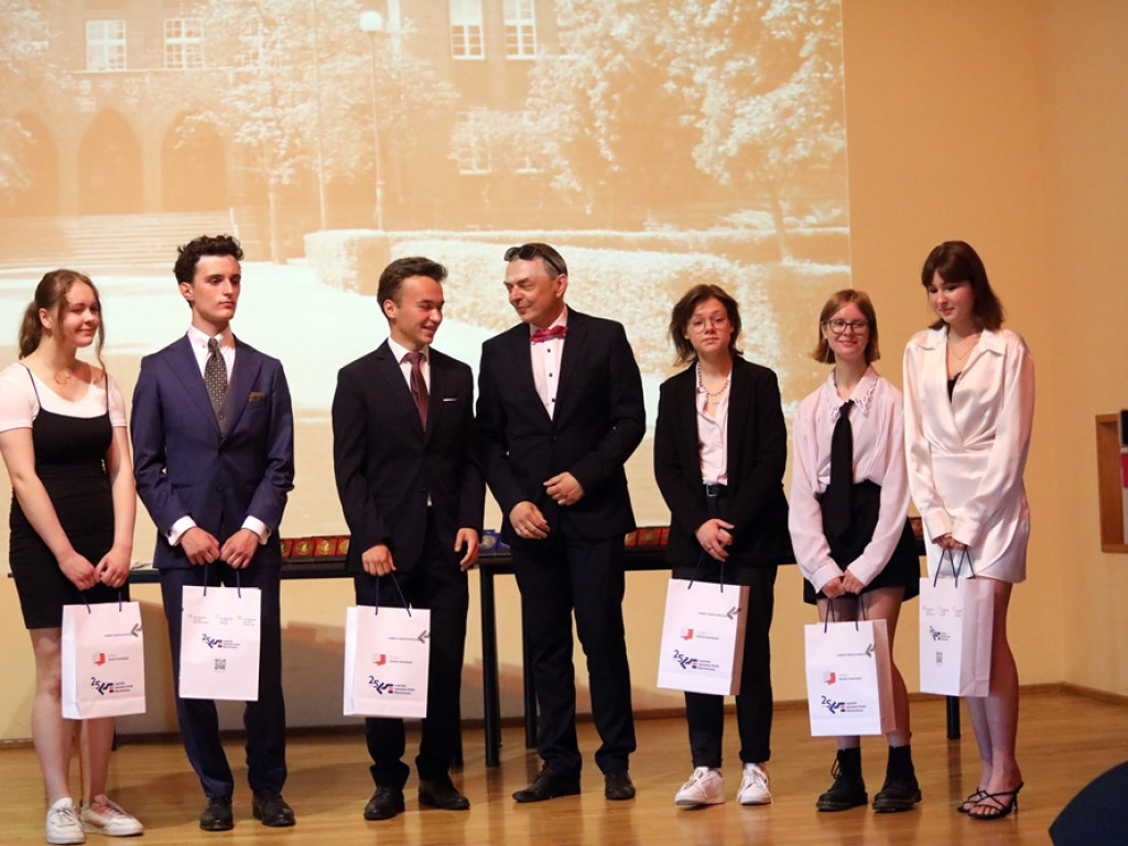 Dyrektor skradł show! Kosałka: Sezon na okulary przeciwsłoneczne otwarty [ZDJĘCIA]