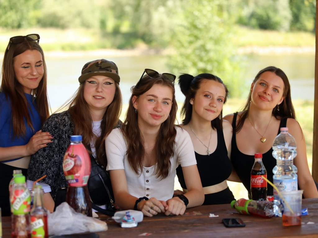 Ale zabawa nad Odrą. Tak młodzież świętuje wakacje [ZDJĘCIA]