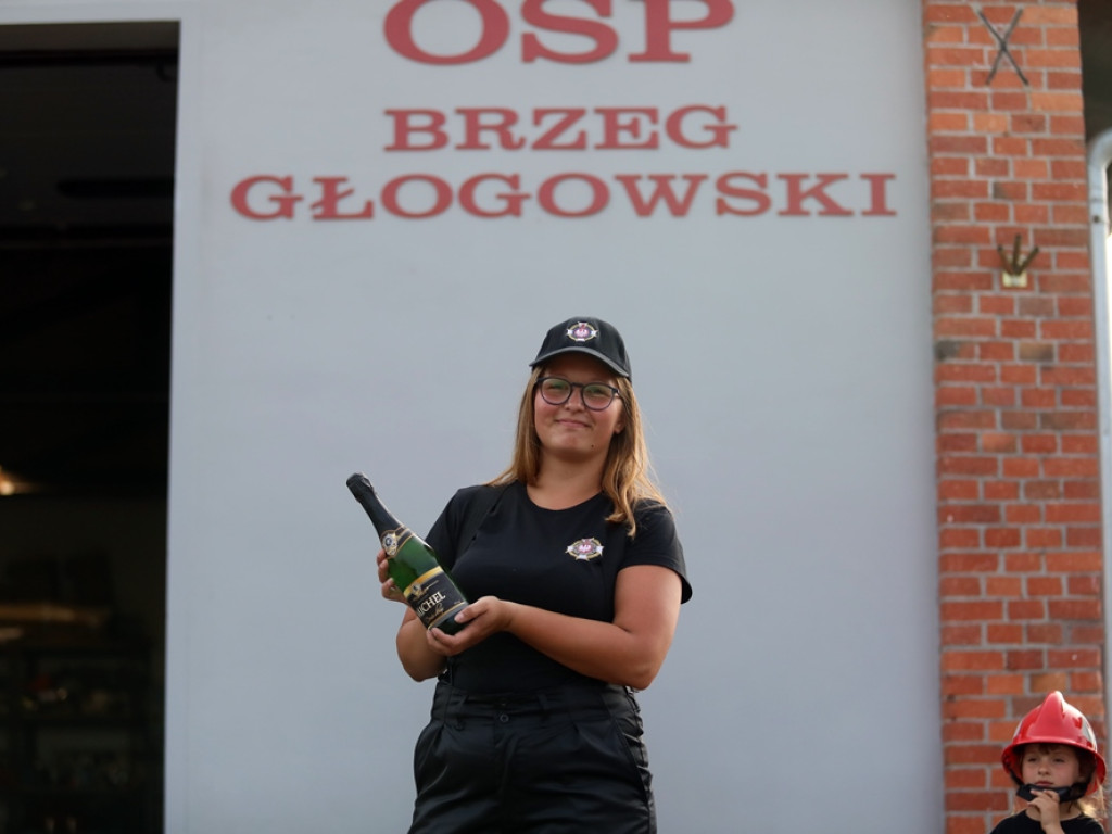 Spełnili marzenia! Łzy prezesa ochotników, bo nowy wóz dojechał do Brzegu Głogowskiego [ZDJĘCIA]