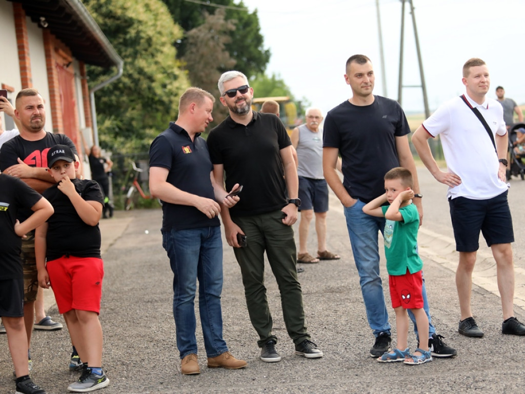 Spełnili marzenia! Łzy prezesa ochotników, bo nowy wóz dojechał do Brzegu Głogowskiego [ZDJĘCIA]