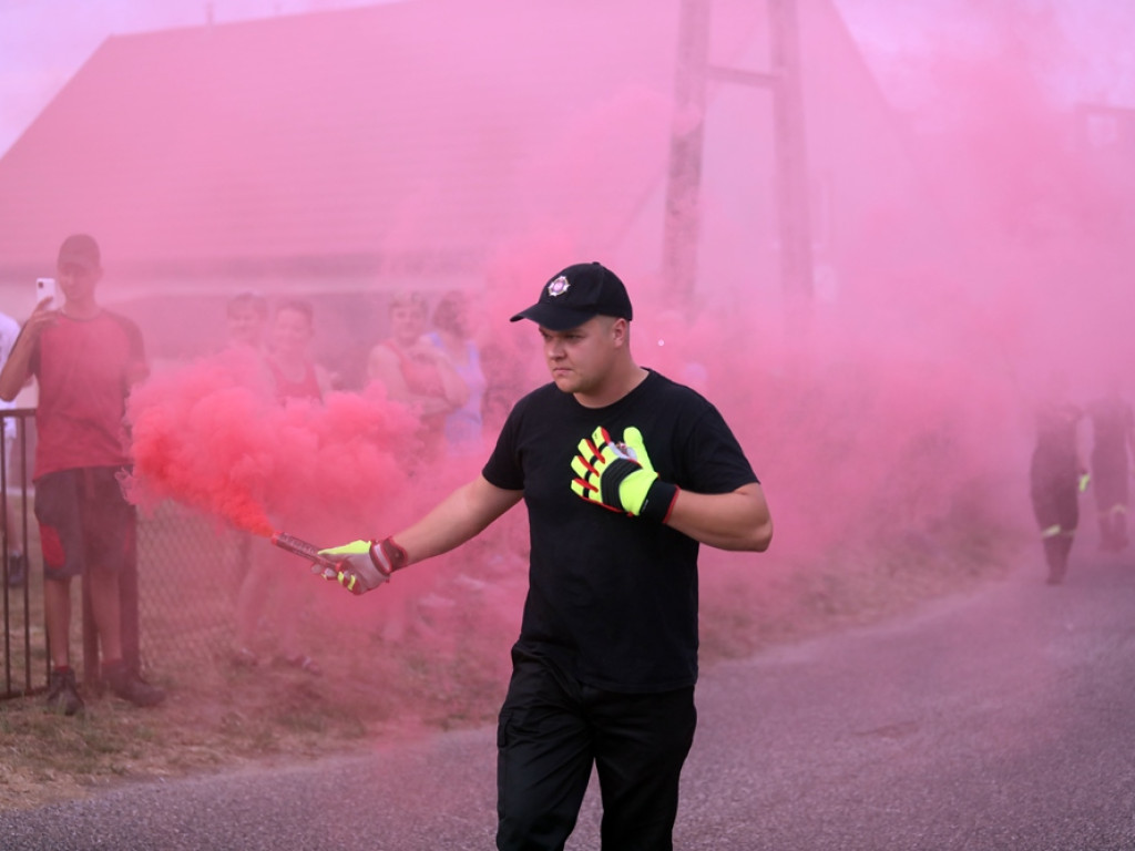 Spełnili marzenia! Łzy prezesa ochotników, bo nowy wóz dojechał do Brzegu Głogowskiego [ZDJĘCIA]