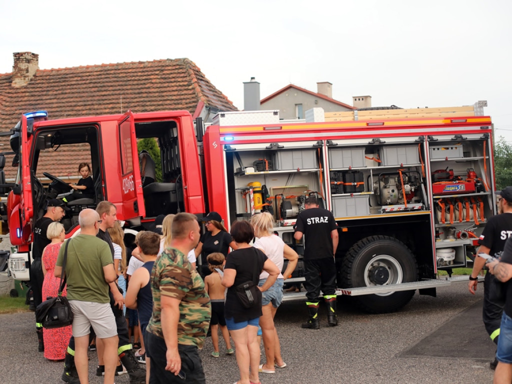 Spełnili marzenia! Łzy prezesa ochotników, bo nowy wóz dojechał do Brzegu Głogowskiego [ZDJĘCIA]