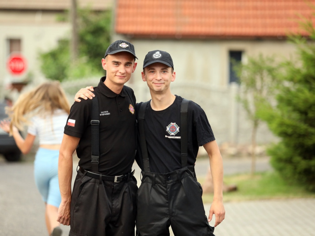 Spełnili marzenia! Łzy prezesa ochotników, bo nowy wóz dojechał do Brzegu Głogowskiego [ZDJĘCIA]