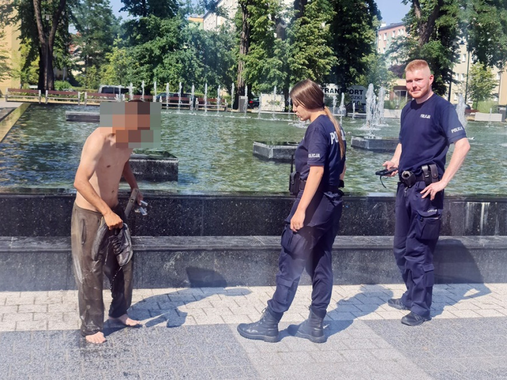 I chlup do wody! Rozebrał się i kąpał w fontannie [ZDJĘCIA]