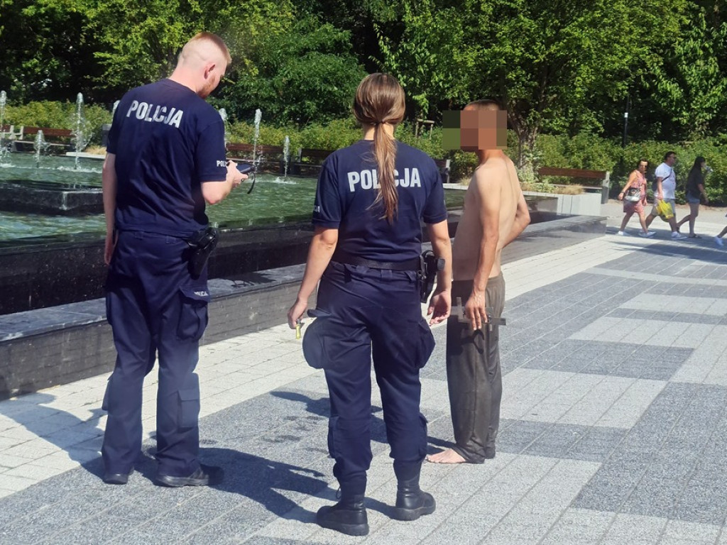 I chlup do wody! Rozebrał się i kąpał w fontannie [ZDJĘCIA]