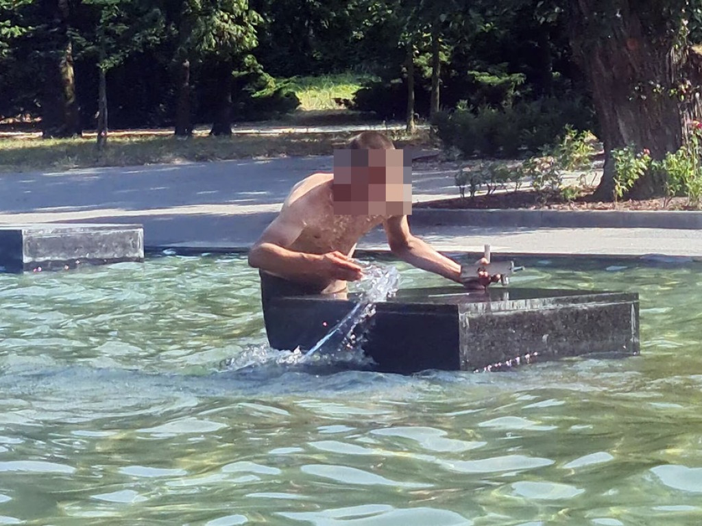 I chlup do wody! Rozebrał się i kąpał w fontannie [ZDJĘCIA]