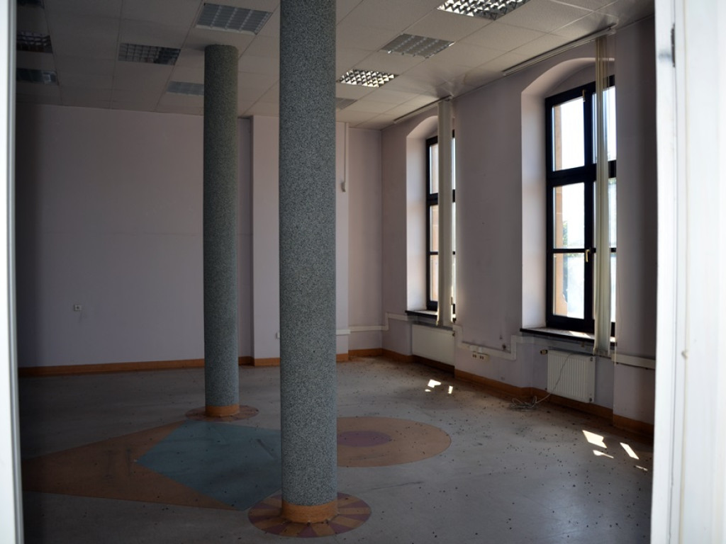 Legnicka Specjalna Strefa Ekonomiczna kupiła starą pocztę w Głogowie. Dziś pokazała zabytkowe wnętrza [ZDJĘCIA]