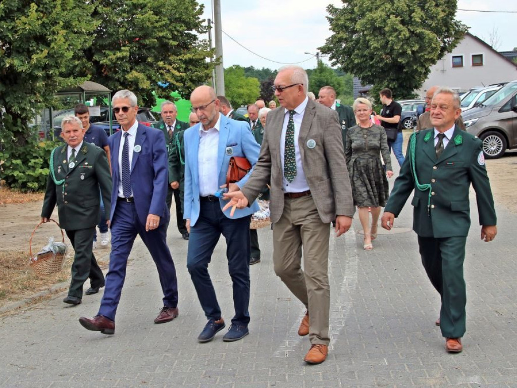 Myśliwi biesiadowali. Po mszy w kościele nie mogło zabraknąć kiełbasy i dzika [ZDJĘCIA]