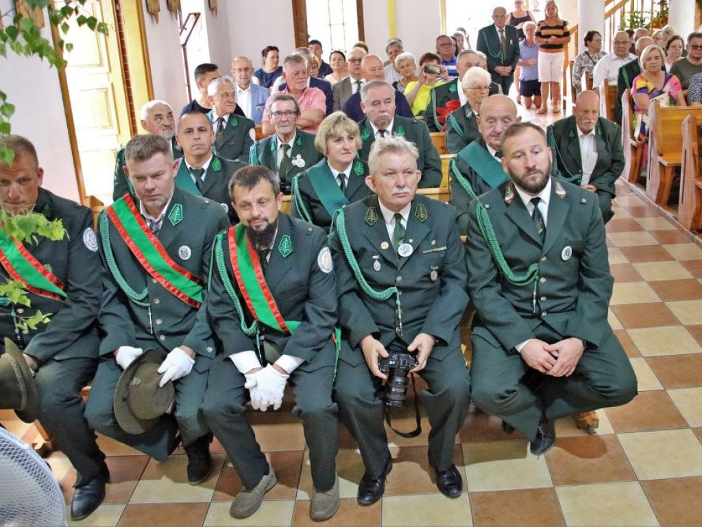 Myśliwi biesiadowali. Po mszy w kościele nie mogło zabraknąć kiełbasy i dzika [ZDJĘCIA]