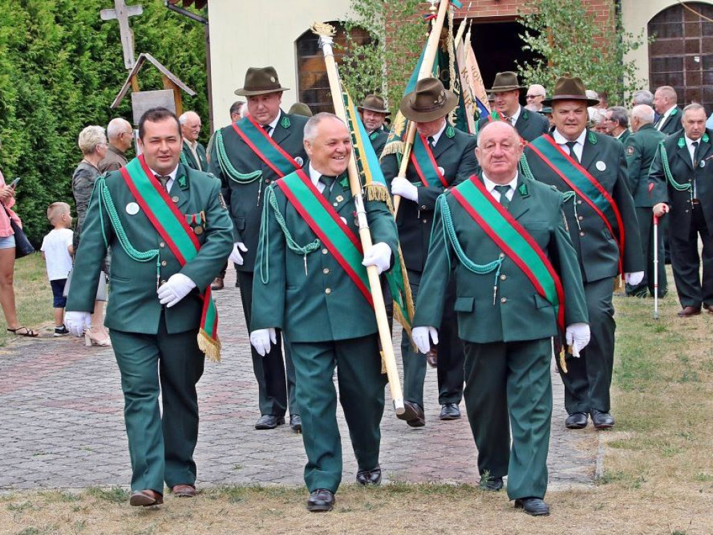 Myśliwi biesiadowali. Po mszy w kościele nie mogło zabraknąć kiełbasy i dzika [ZDJĘCIA]