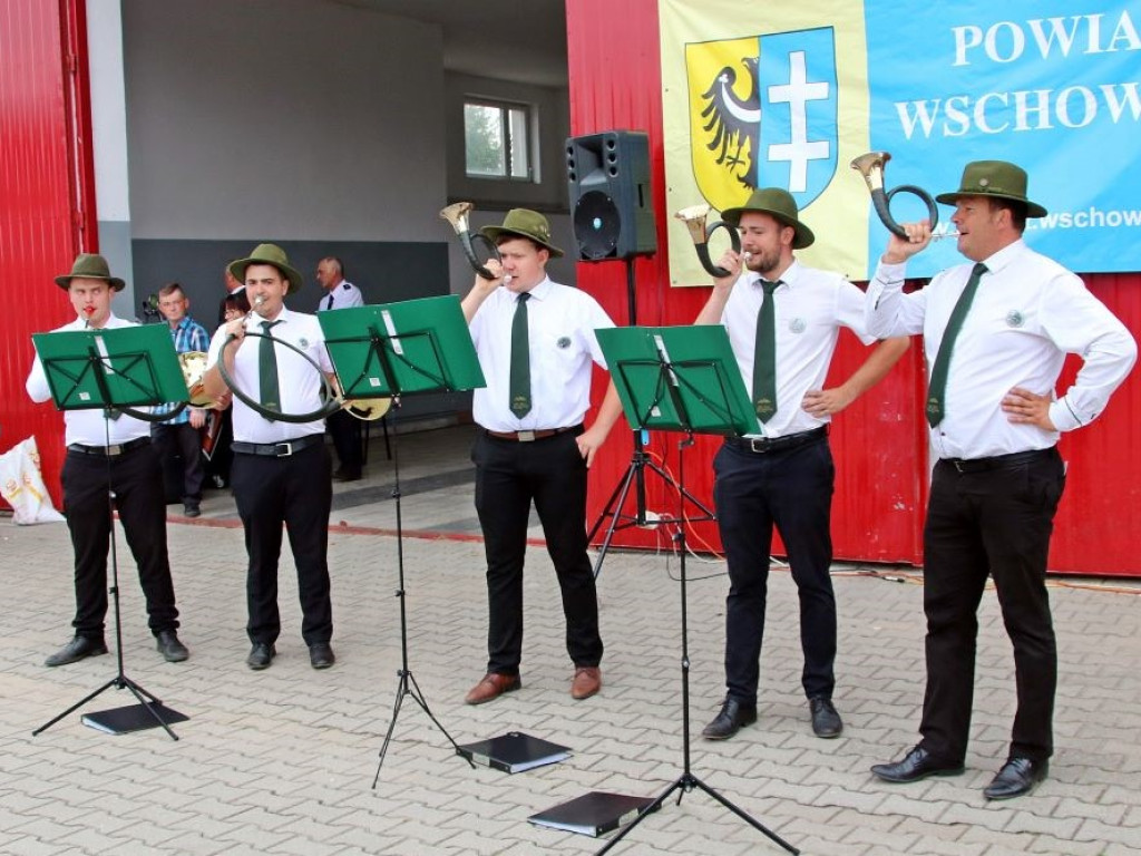 Myśliwi biesiadowali. Po mszy w kościele nie mogło zabraknąć kiełbasy i dzika [ZDJĘCIA]