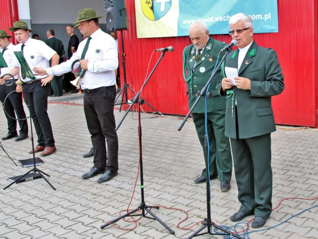 Myśliwi biesiadowali. Po mszy w kościele nie mogło zabraknąć kiełbasy i dzika [ZDJĘCIA]