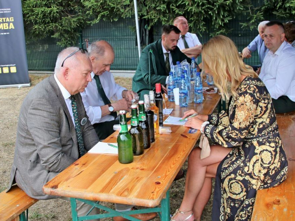 Myśliwi biesiadowali. Po mszy w kościele nie mogło zabraknąć kiełbasy i dzika [ZDJĘCIA]