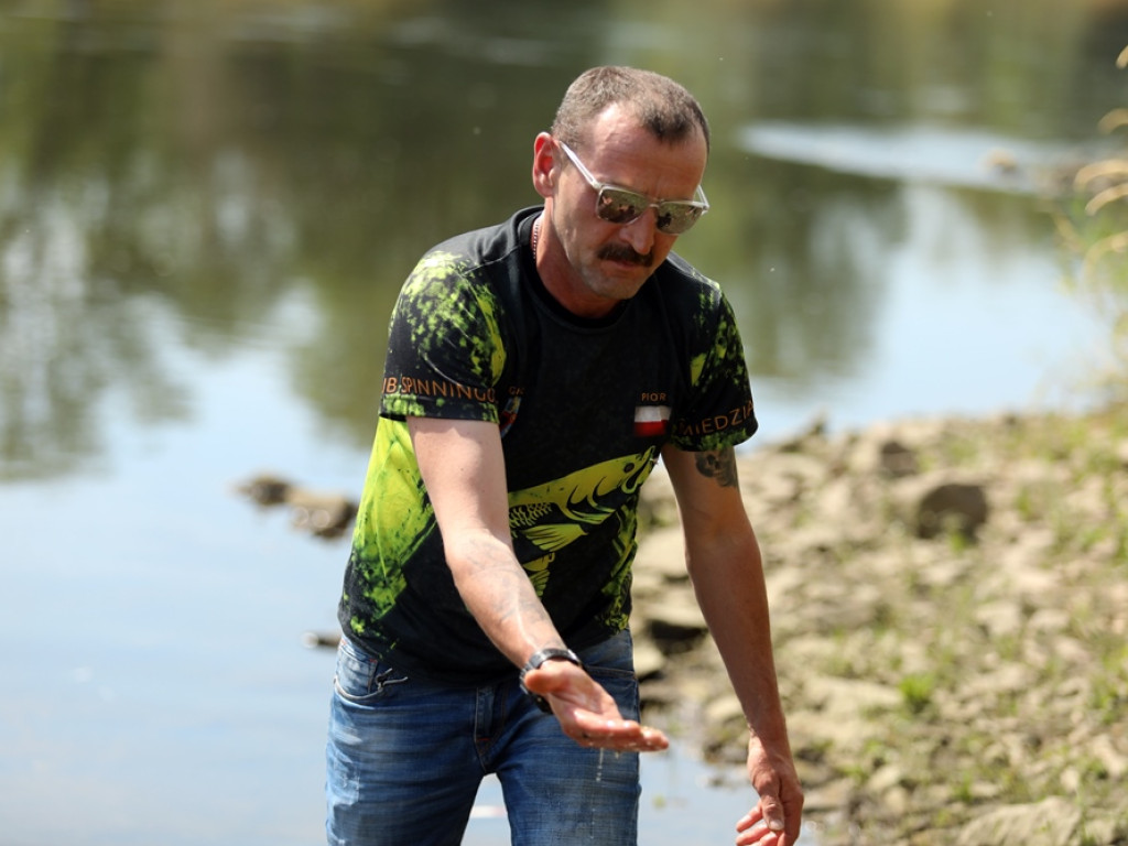 Rzeka martwych ryb w Głogowie. Wędkarze: To katastrofa ekologiczna [ZDJĘCIA]