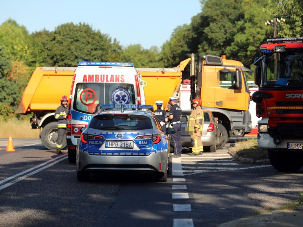Zderzenie ciężarówki z osobówką. Kierowca skody w szpitalu [ZDJĘCIA]