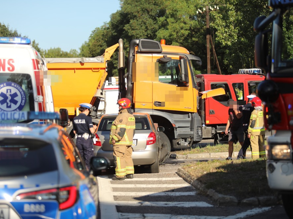 Zderzenie ciężarówki z osobówką. Kierowca skody w szpitalu [ZDJĘCIA]