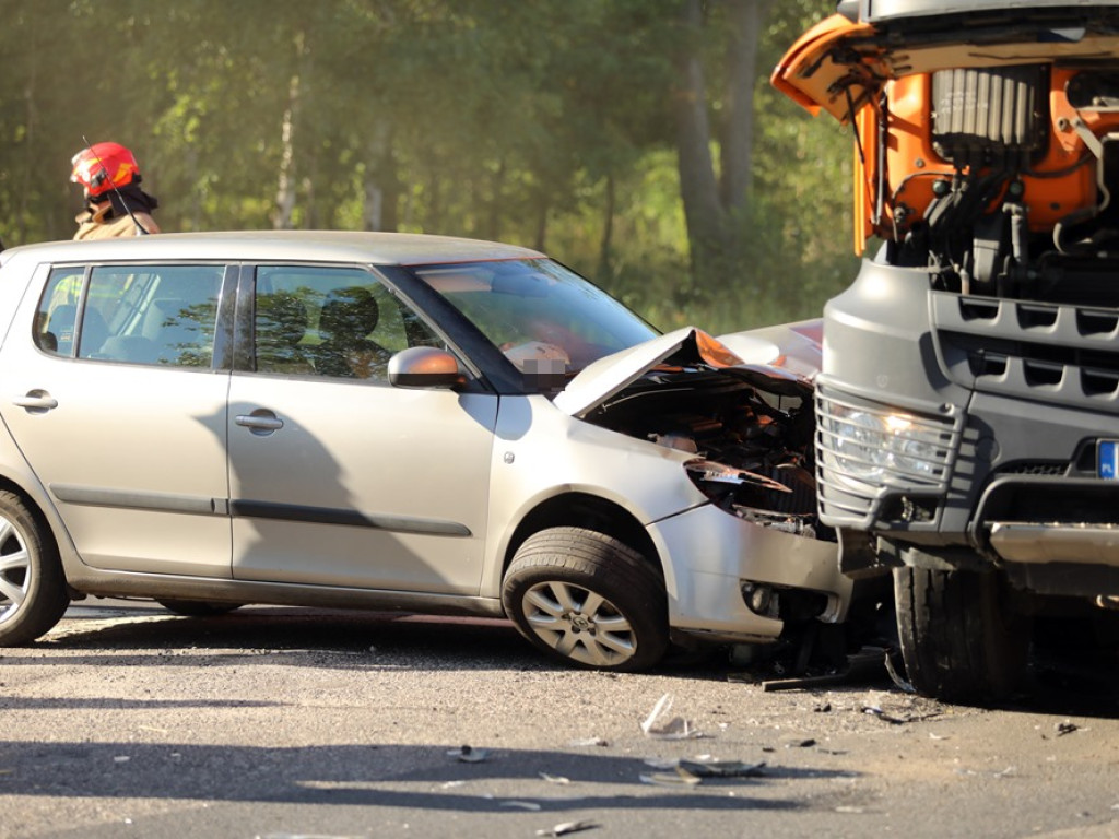 Zderzenie ciężarówki z osobówką. Kierowca skody w szpitalu [ZDJĘCIA]