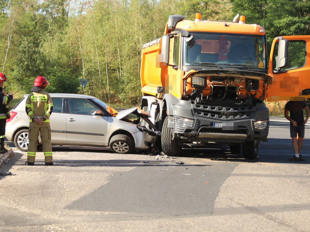 Zderzenie ciężarówki z osobówką. Kierowca skody w szpitalu [ZDJĘCIA]