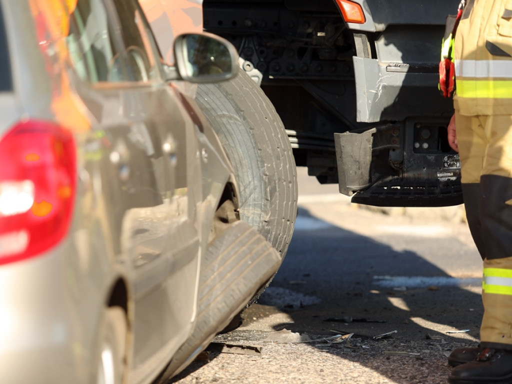 Zderzenie ciężarówki z osobówką. Kierowca skody w szpitalu [ZDJĘCIA]