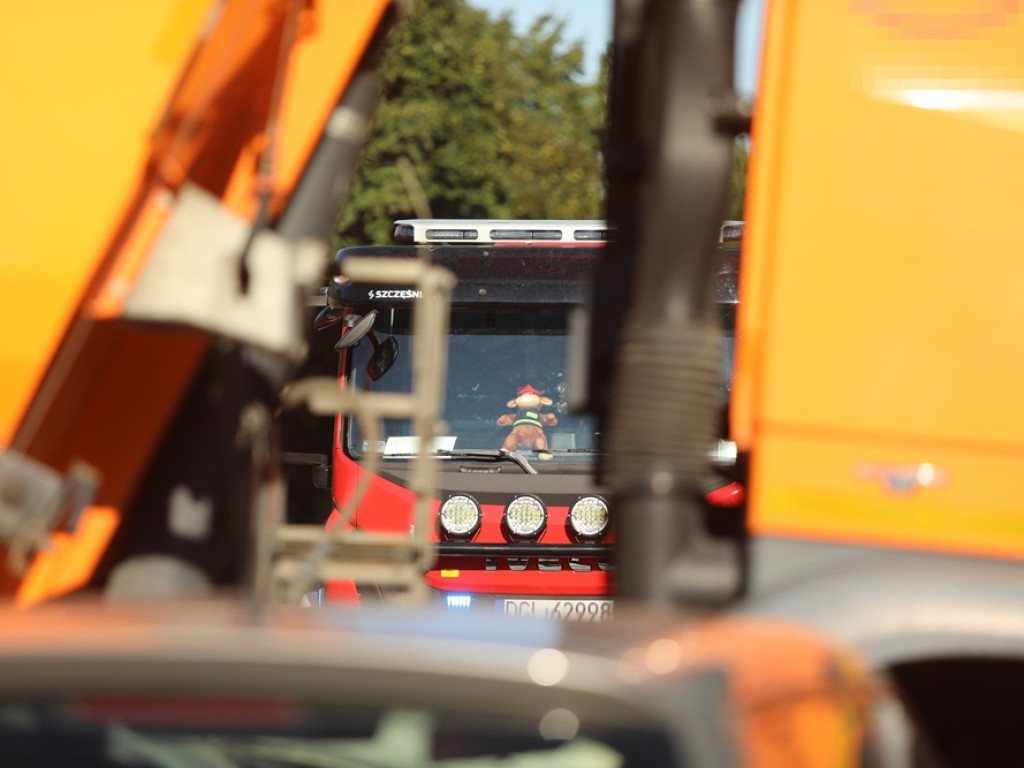 Zderzenie ciężarówki z osobówką. Kierowca skody w szpitalu [ZDJĘCIA]