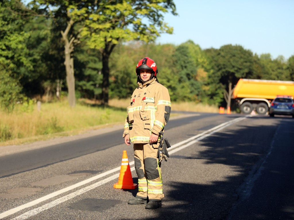 Zderzenie ciężarówki z osobówką. Kierowca skody w szpitalu [ZDJĘCIA]