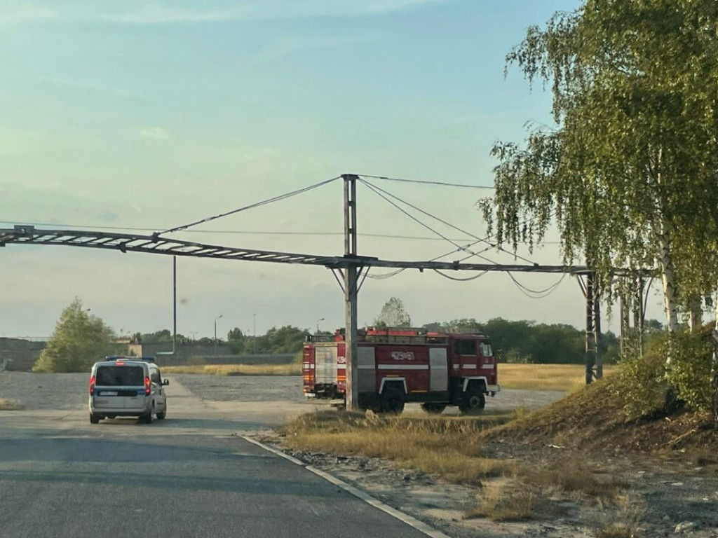 Pożar koło huty. Płoną trawy [Zdjęcia]