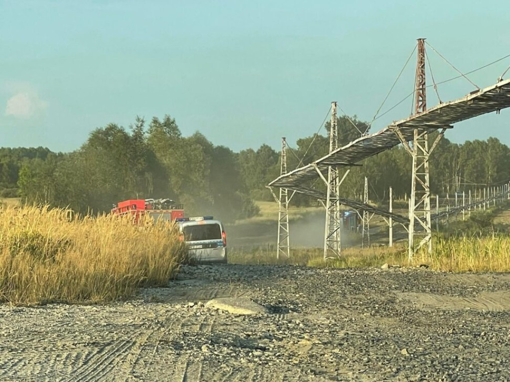 Pożar koło huty. Płoną trawy [Zdjęcia]