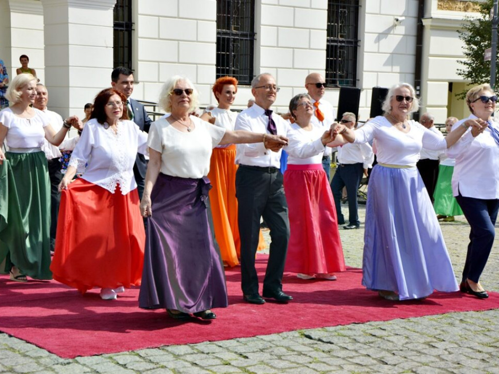 Obchody 40-lecia rozpoczęli polonezem [Zdjęcia]