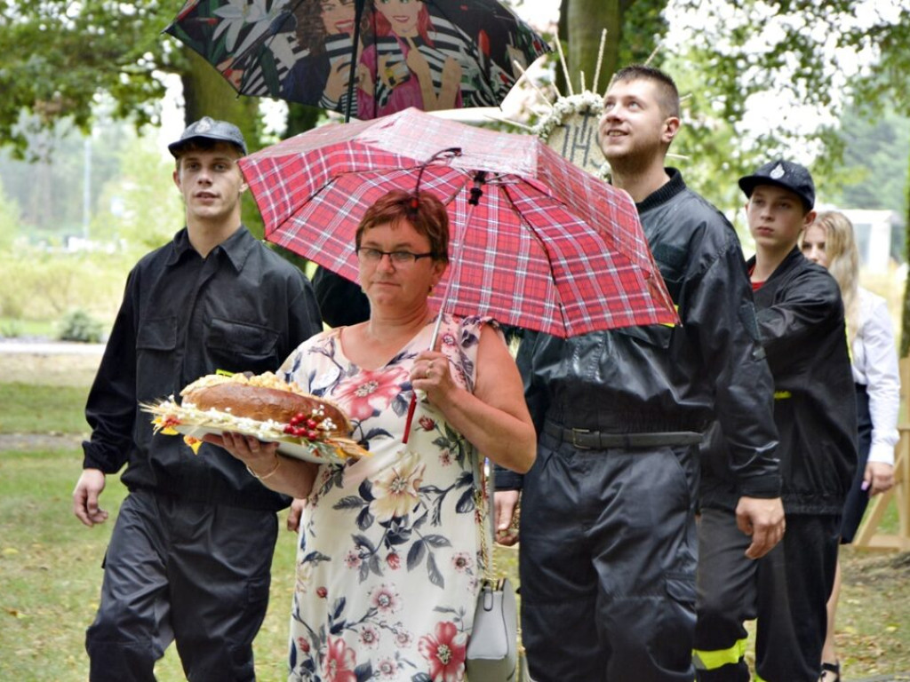 Nawet deszcz nie popsuje dożynek. Radwanice świętują [Zdjęcia]